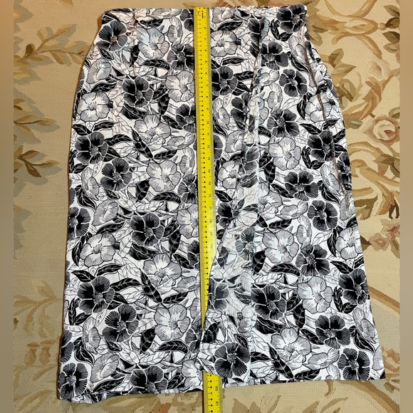 Large, black and white hibiscus print wrap skirt - Picture 5 of 6